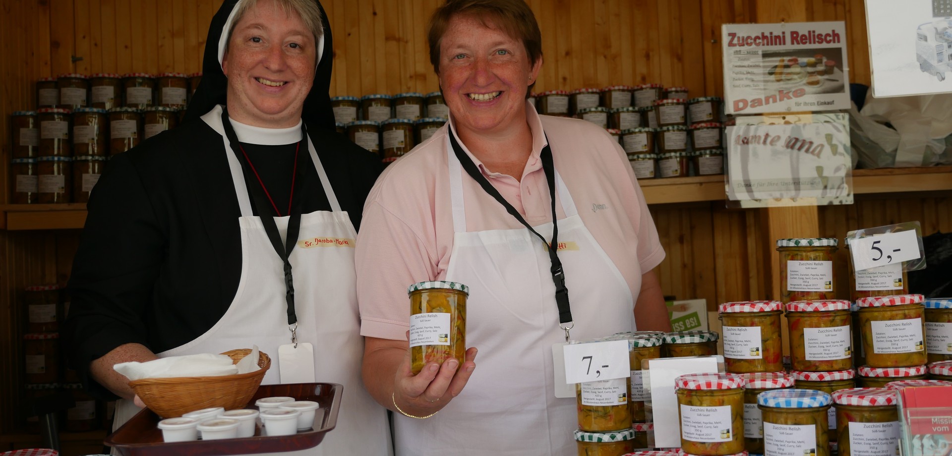 Auf dem Foto sieht man Schwester Jacoba-Maria und eine Ehrenamtliche, die das Zucchini-Relish präsentieren.

Foto: LWL