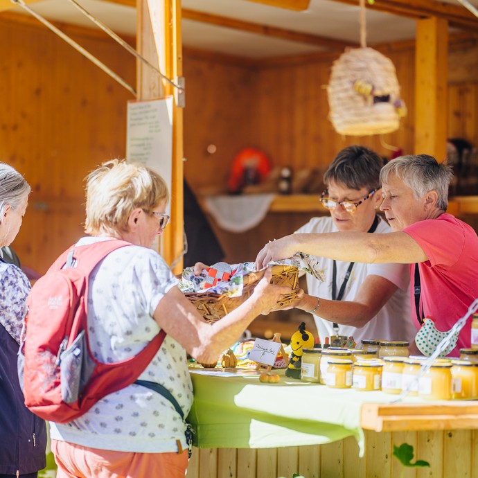 Gespräche am Stand der Benediktinerinnen Angermund.

Foto: Bezim Mazhiqi (vergrößerte Bildansicht wird geöffnet)