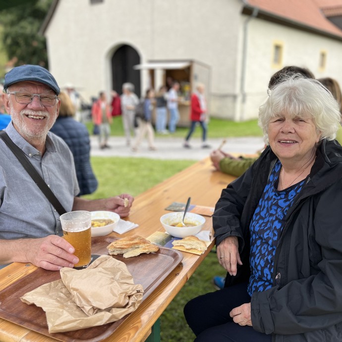 Ein Besucher-Pärchen genießt die Erbsensuppe von Bruder Philipp, Brot vom Augustiner-Chorherrenstift St. Florian und polnisches Bier.

Foto: LWL (vergrößerte Bildansicht wird geöffnet)