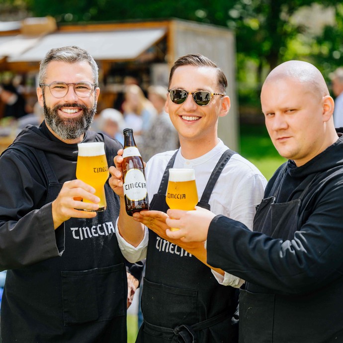 Die Mönche aus Tyniec präsentieren ihr Klosterbier.

Foto: Bezim Mazhiqi (vergrößerte Bildansicht wird geöffnet)