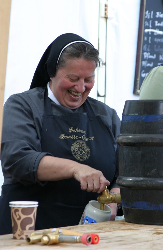 Auf dem Foto sieht man Schwester Doris, die das Bier für die Besucher zapft. 

Foto: LWL