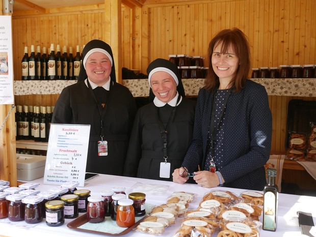 Auf dem Foto sieht man zwei Franziskanerin und eine Ehrenamtliche aus Brünn am Klostermarktstand.

Foto: LWL