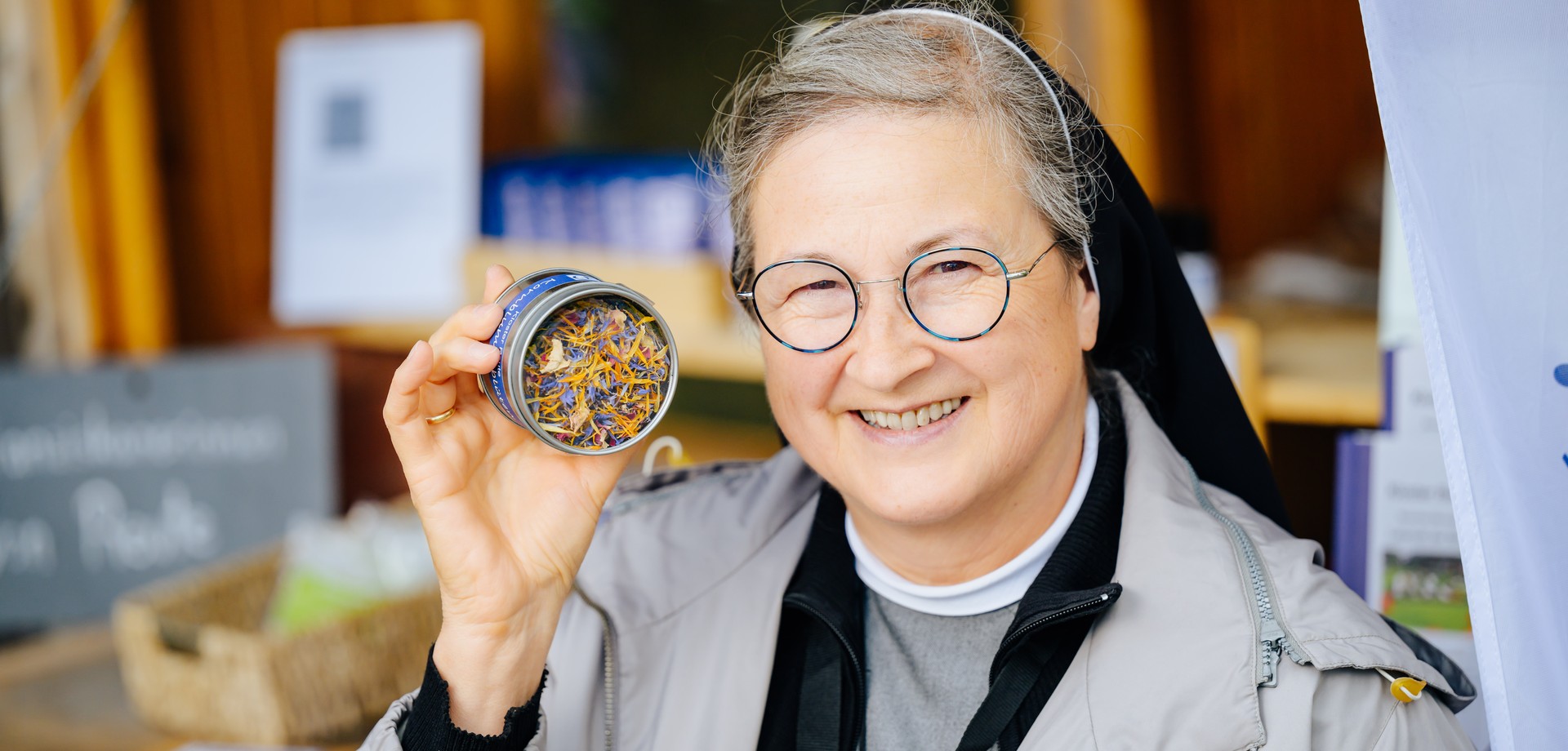 Sr. Birgit zeigt ein Produkt aus dem Klostergarten.

Foto: Bezim Mazhiqi