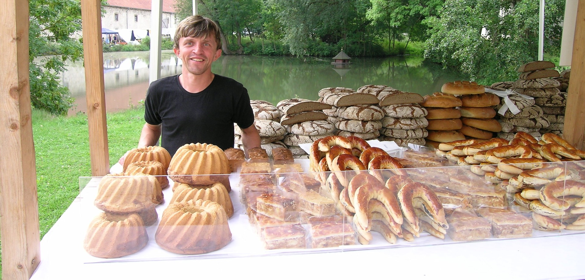 Auf dem Foto präsentiert ein Ehrenamtlicher die Gebäckstücke.

Foto: LWL/Rosar
