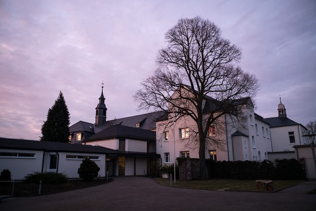 Auf dem Foto sieht man das Kloster in Herstelle in der Abenddämmerung.

Foto: Abtei Herstelle / Bertram Solcher, Hamburg