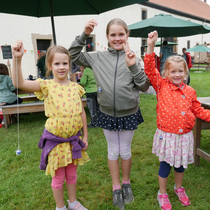 Die Kinder zeigen freudig ihre gebastelten Werke. 

Foto: LWL (vergrößerte Bildansicht wird geöffnet)