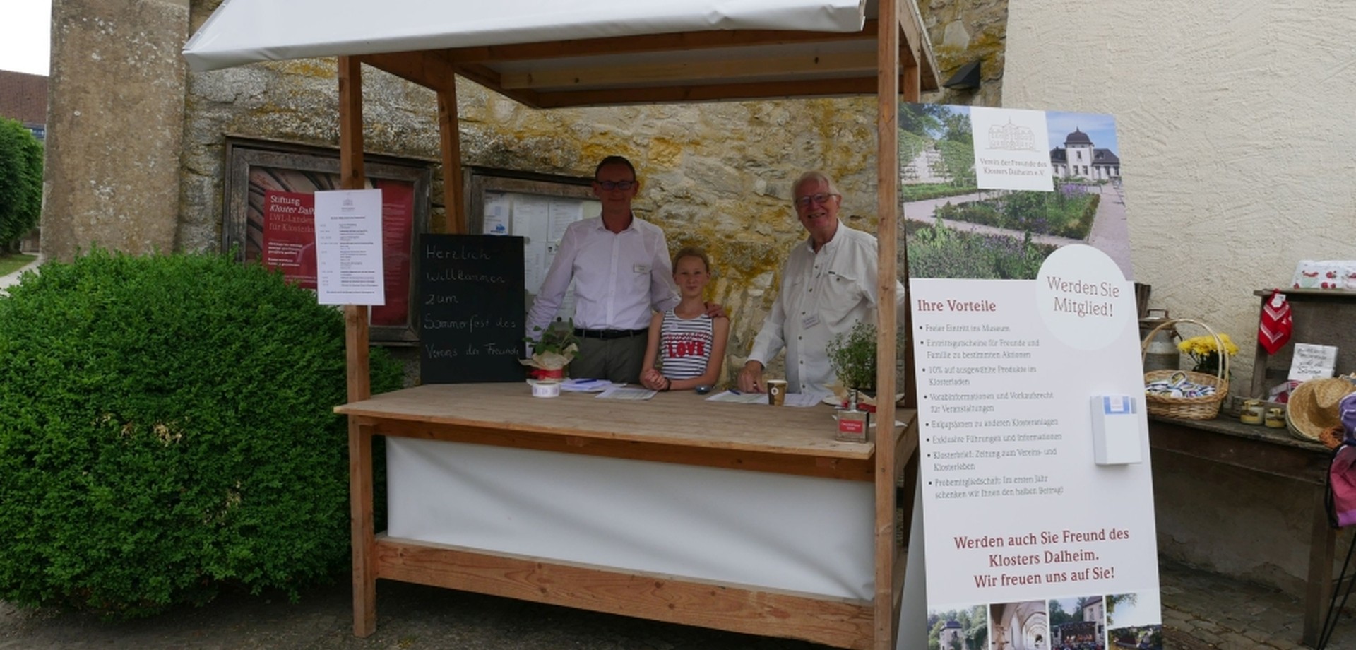 Begrüßung der Mitglieder des Vereins der Freunde während des Sommerfestes.

Foto: LWL/Beyerstedt