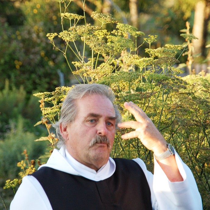 Auf dem Foto sieht man Pater Gerhard während einer Führung durch den Dalheimer Kräutergarten.

Foto: LWL (öffnet vergrößerte Bildansicht)