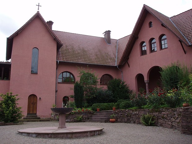 Das Foto zeigt den Innenhof des Klosters in Buchhagen.

Foto: Wikipedia