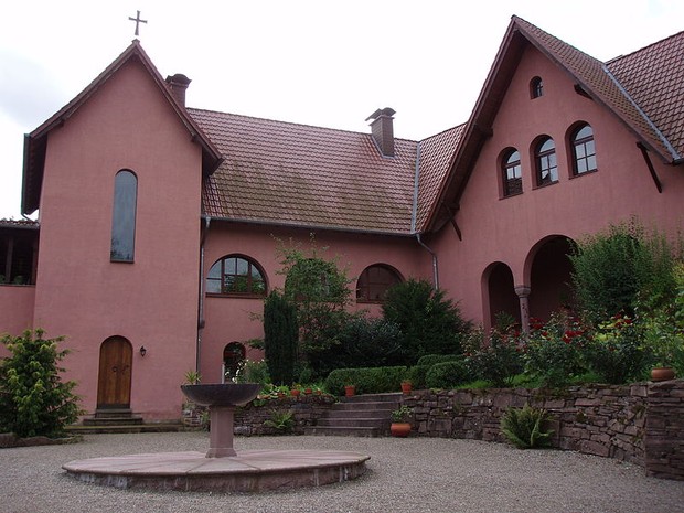 Das Foto zeigt den Innenhof des Klosters in Buchhagen.

Foto: Wikipedia