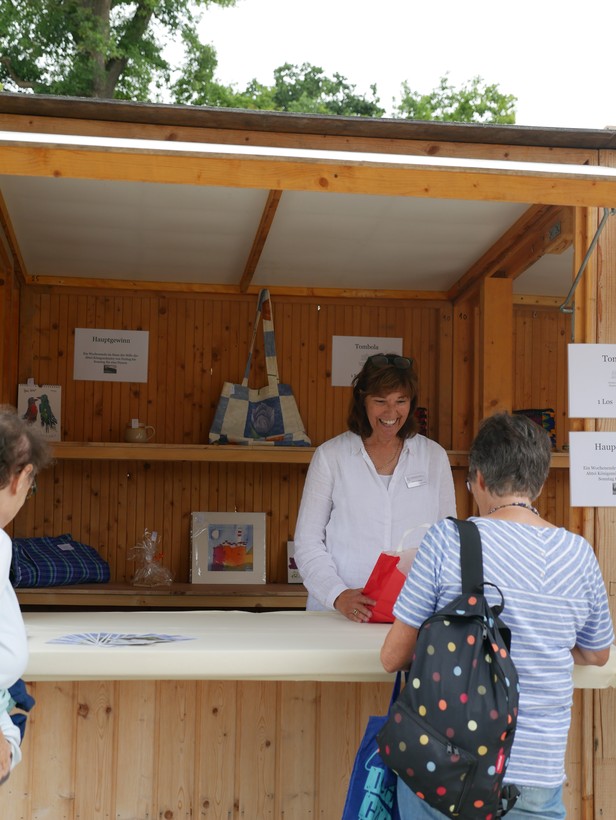 Patricia Grote, Mitglied des Vorstands, im Austausch mit Gästen.

Foto: LWL/Pillen
