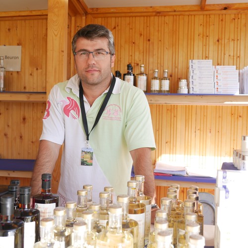 Auf dem Foto sieht man einen Mitarbeiter der Erzabtei Beuron im Klostermarktstand.

Foto:LWL/Schellenberg