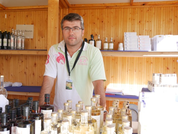 Auf dem Foto präsentiert ein Mitarbeiter die Waren der Erzabtei auf dem Klostermarkt in Dalheim.

Foto: LWL/Schellenberg