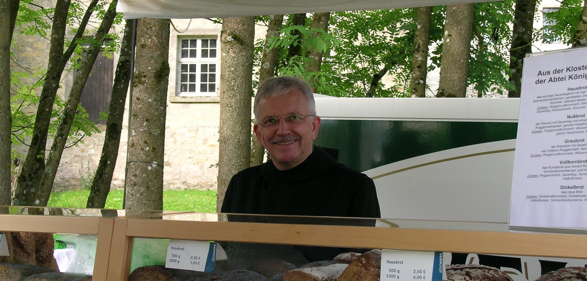 Auf dem Foto ist ein Benediktinermönch zu sehen, der die Waren aus Königsmünster präsentiert.

Foto: LWL/Tillmann
