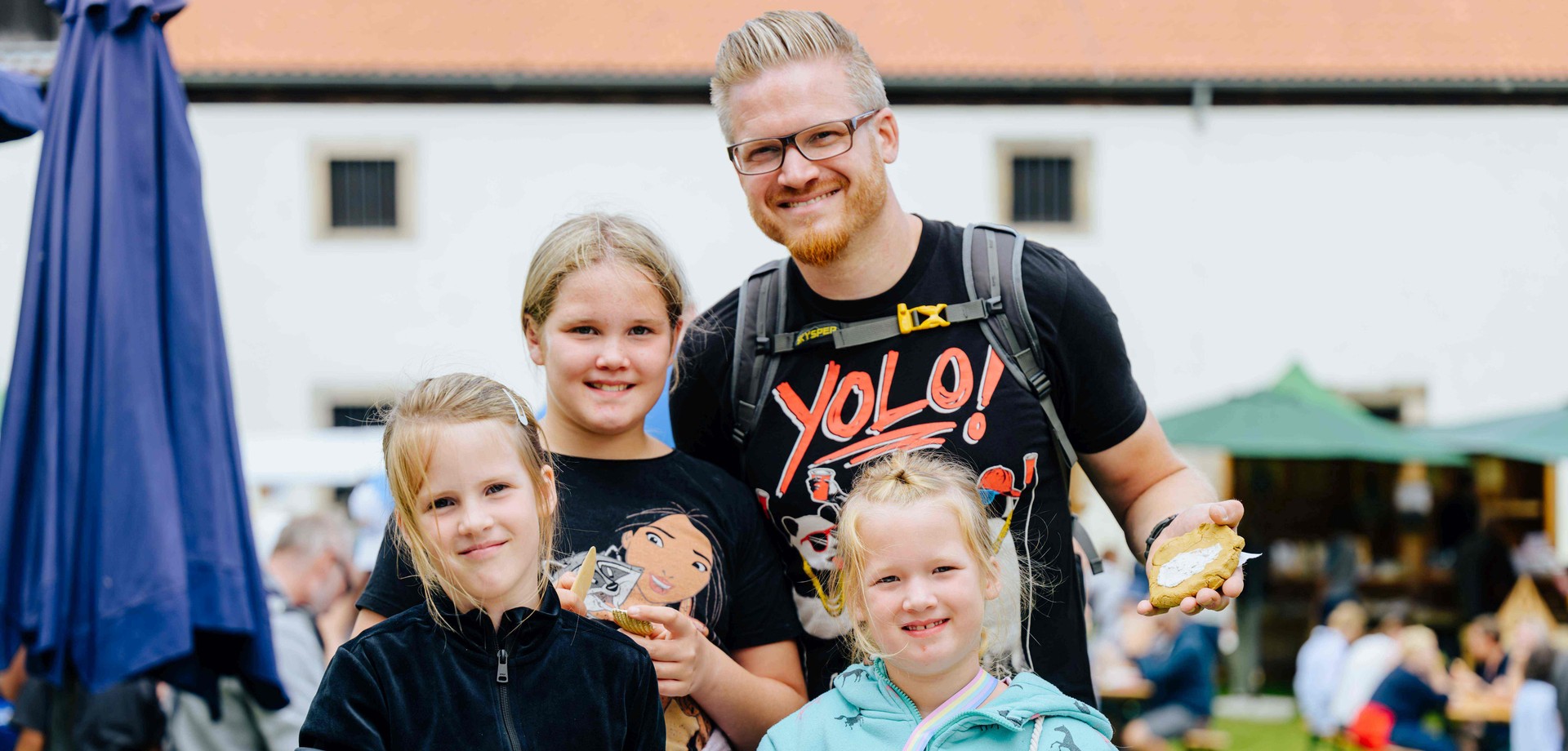 Ein Vater mit seinen Kindern während des Klostermarktes

Foto: Bezim Mazhiqi