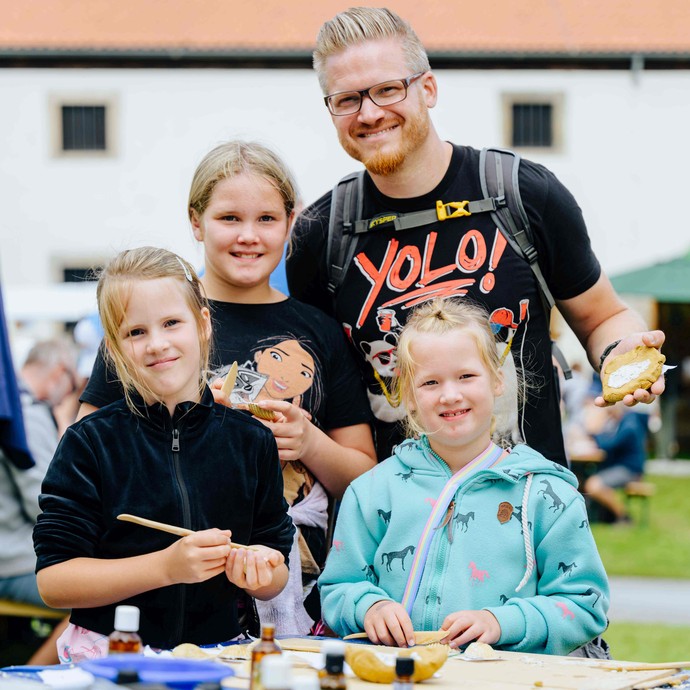 Viele Kinder erfreuen sich an dem vielfältigen Bastelangebot. 

Foto: Bezim Mazhiqi (vergrößerte Bildansicht wird geöffnet)