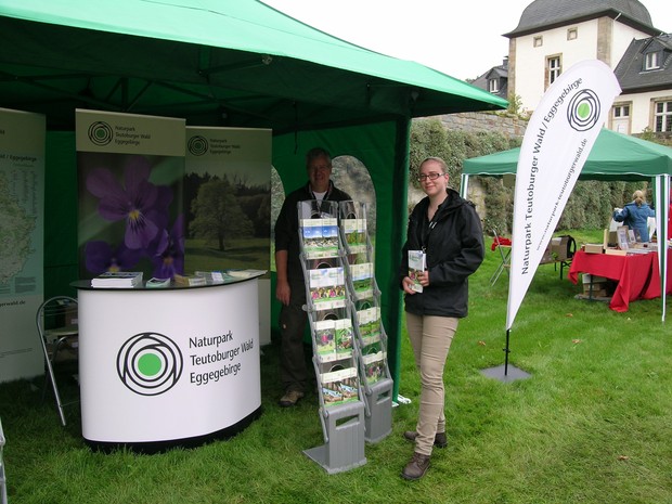 Auf dem Foto sieht man zwei Mitarbeiter am Stand des Naturparks Teutoburger Wald / Eggegebirge.
Foto: LWL Auf dem Foto sieht man zwei Mitarbeiter am Stand des Naturparks Teutoburger Wald / Eggegebirge.
Foto: LWL