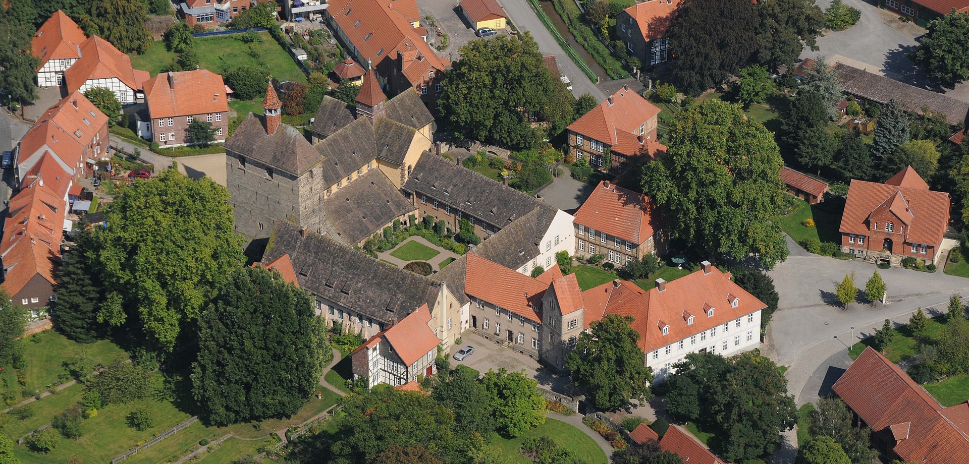 Hier ist eine Luftbildaufnahme vom Stift Fischbeck zu sehen. 

Foto: Stift FischbeckGropp