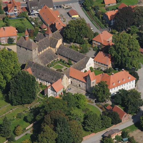 Hier ist eine Luftbildaufnahme vom Stift Fischbeck zu sehen. 

Foto: Stift FischbeckGropp
