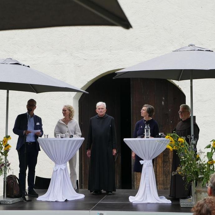 Podiumsdiskussion zum Thema "Die Zukunft von Klöstern"

Foto: LWL/Maschkio (vergrößerte Bildansicht wird geöffnet)