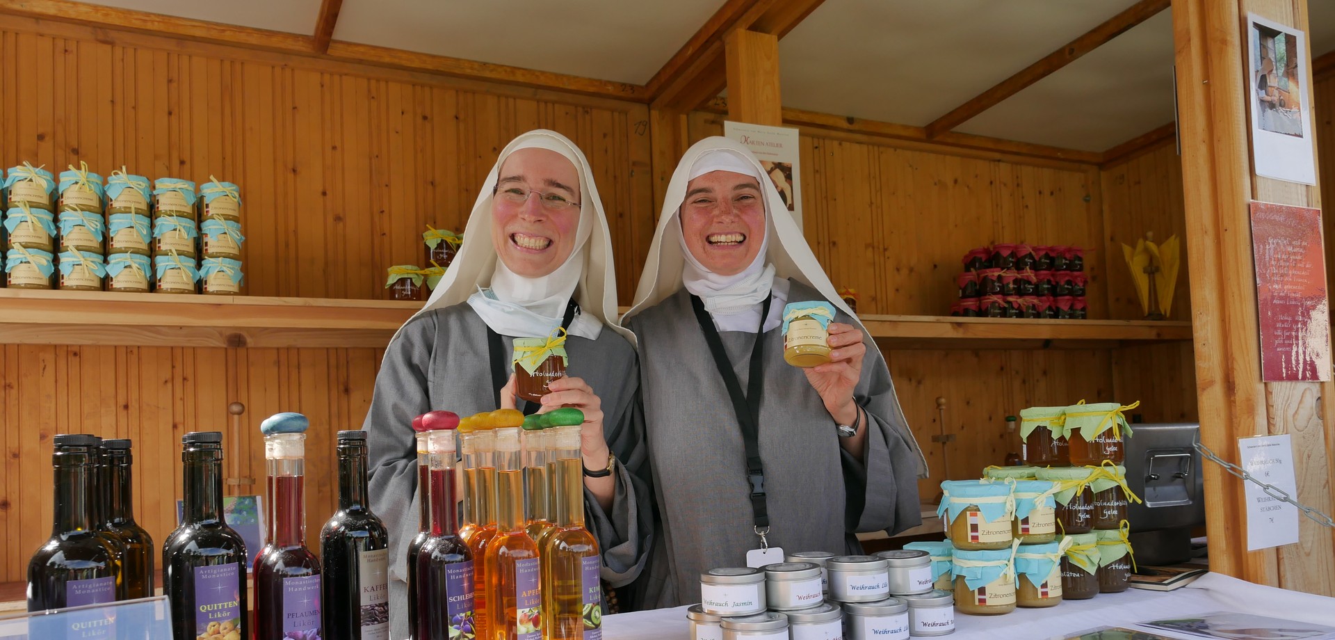 Auf dem Foto sieht man die Ordensschwestern am Klostermarktstand.

Foto: LWL/Buterus