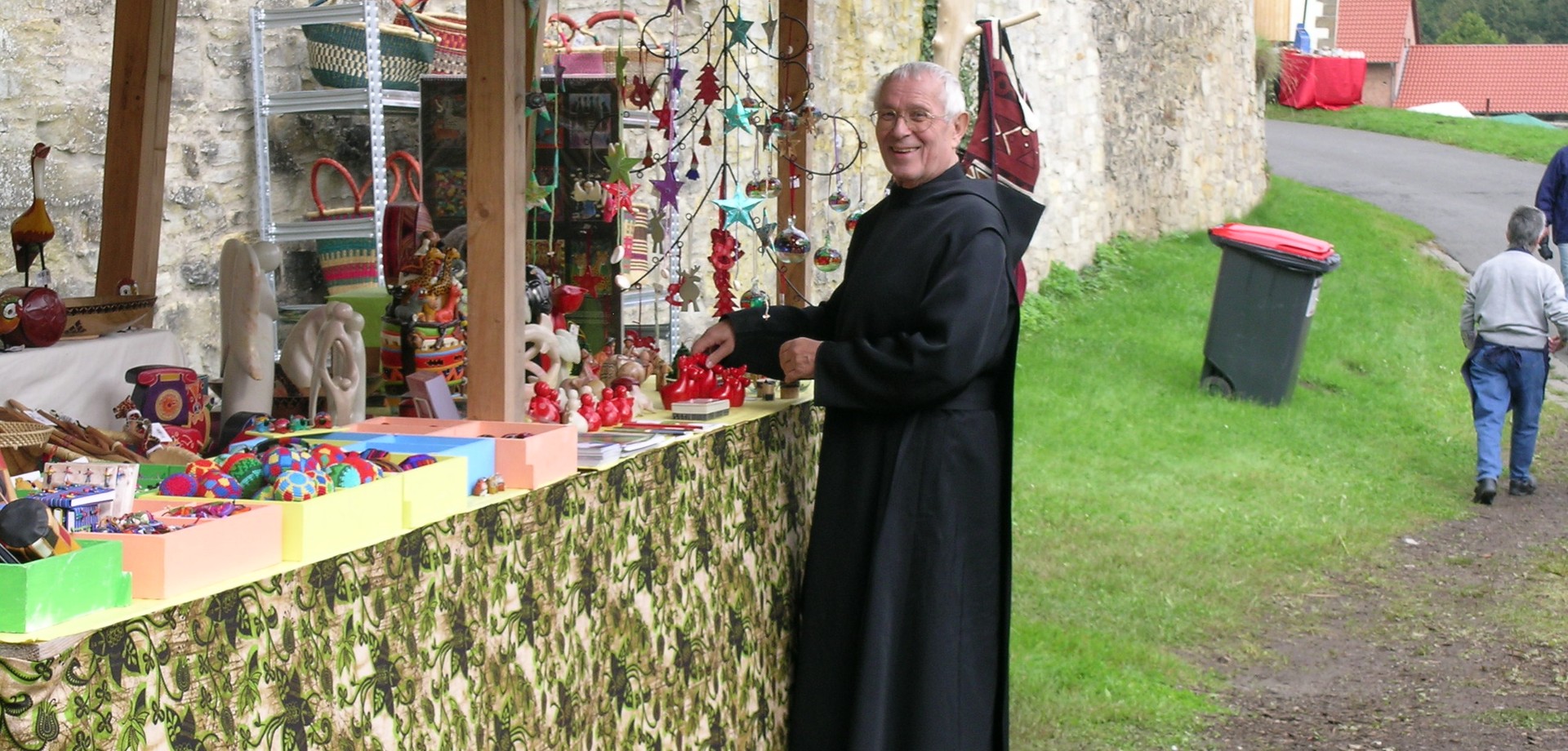 Auf dem Foto ist ein Mönch aus Münsterschwarzach zu sehen, welcher die Fair-Handel-Produkte präsentiert.

Foto: LWL/Fisch