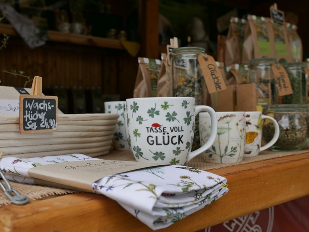 Ein breites Angebot an produkten am Stand des Klosters Dalheim.

Foto: LWL/Pillen