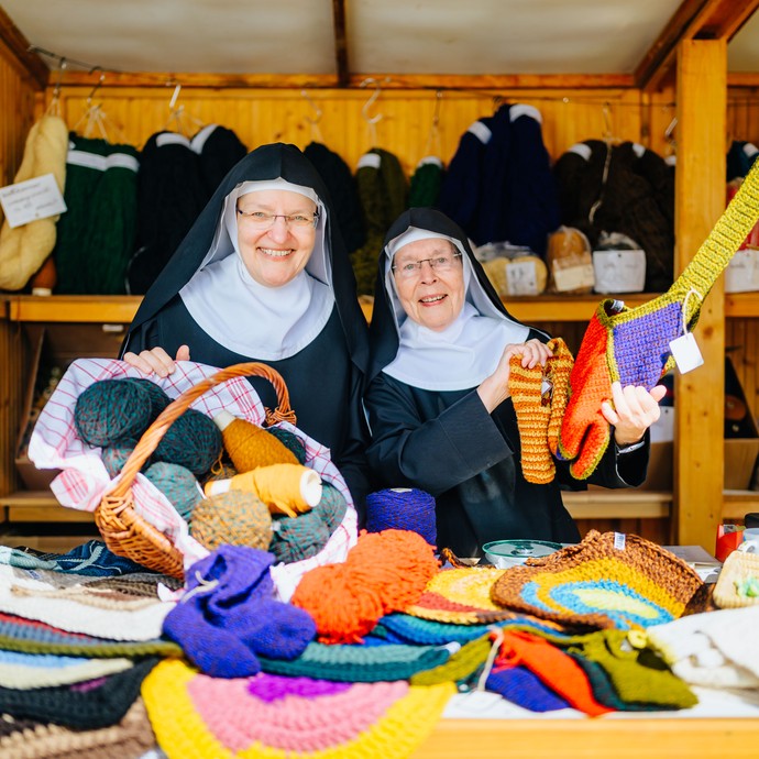 Zwei Schwestern der Beneditkinerabtei Varensell präsentieren ihre Strick- und Häckelarbeiten.

Foto: Bezim Mazhiqi (vergrößerte Bildansicht wird geöffnet)