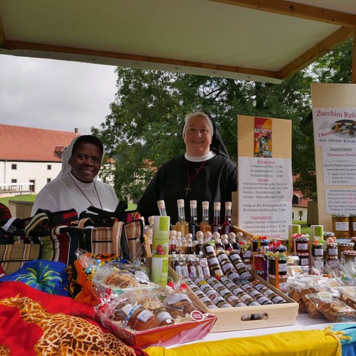 Sr. Jacoba-Maria und Sr. Angelika am Klostermarktstand

Foto: LWL/Kruck