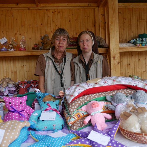 Auf dem Foto sieht man zwei Jakobusschwestern aus Paderborn in der Klostermarkthütte.

Foto: LWL