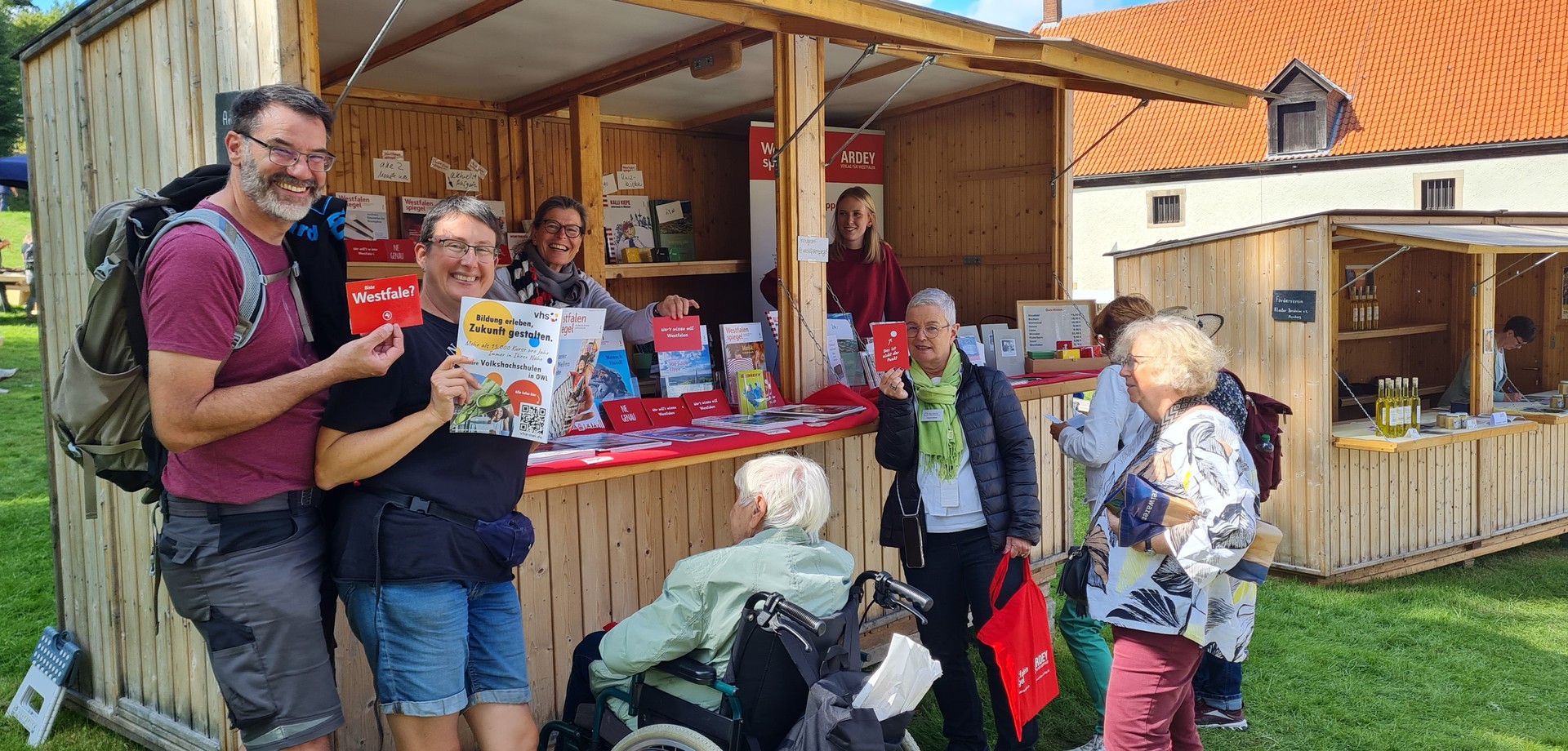 Die Mitarbeiterinnen am Stand des Ardey-Verlages im Austausch mit Besucherinnen und Besuchern.

Foto: Ardey
