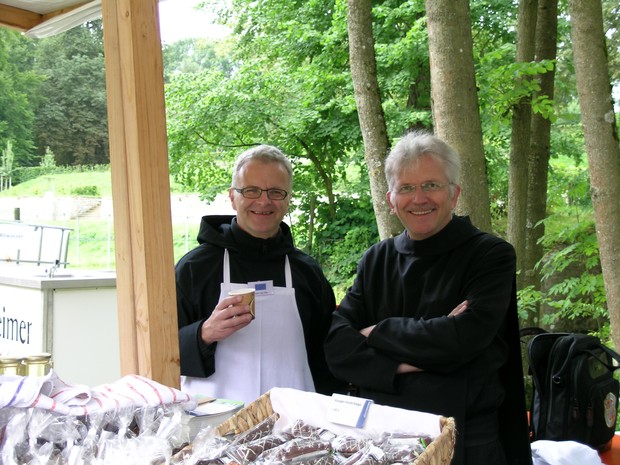 Ordensleute am Stand der Benediktinermönche aus Königsmünster

Foto: LWL