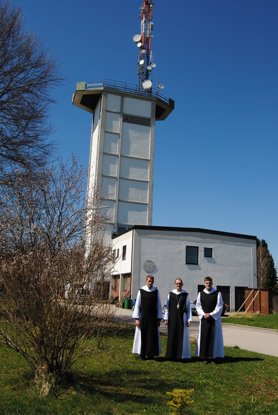 Auf dem Foto sind Bruder Georg, Pater Michael und Bruder Maximilien vor der Abtei St. Severin zu sehen.

Foto: Abtei St. Severin