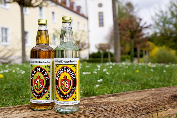 Auf dem Foto sieht man die zwei Kräuterprodukte aus Furth: Arquebuse und Hermite. 

Foto: Maristen St. Josef