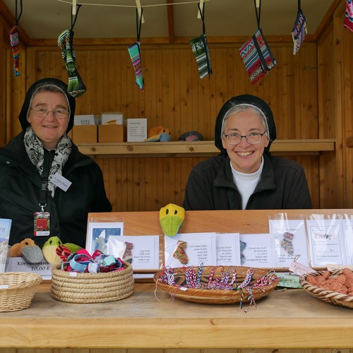 Auf dem Foto sieht man zwei Schwestern vom Bergkloster Bestwig, die ihre Waren präsentieren.

Foto: LWL/Buterus