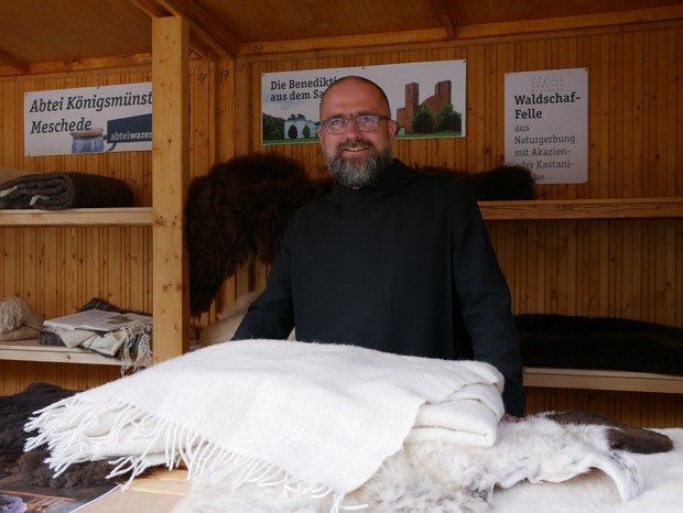 Auf dem Foto präsentiert Bruder Isidor die Schaffelle und Wolldecken aus Königsmünster.

Foto: LWL