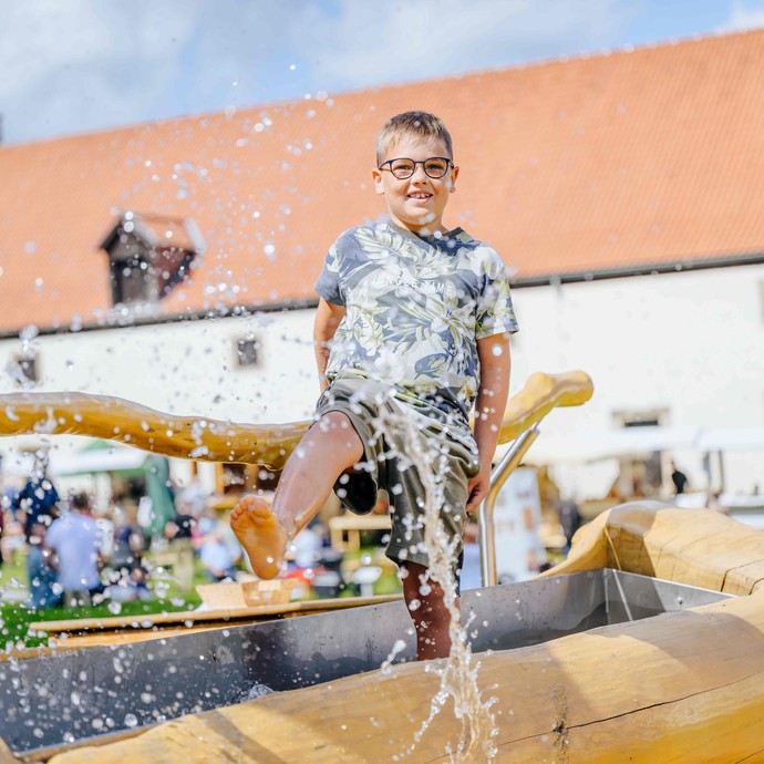 Gerade bei gutem Wetter sorgt der Barfußpfad und das Tretbecken aus Bad Wünnenberg für Abkühlung.

Foto:Bezim Mazhiqi (vergrößerte Bildansicht wird geöffnet)