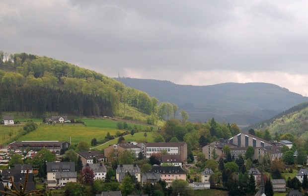 Auf dem Foto ist das gesamte Areal des Bergklosters in Bestwig zu sehen.

Foto: Wikipedia