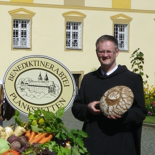Auf dem Foto präsentiert Frater Bonifatius die Waren des Klosters Plankstetten.

Foto: Benediktinerabtei Plankstetten