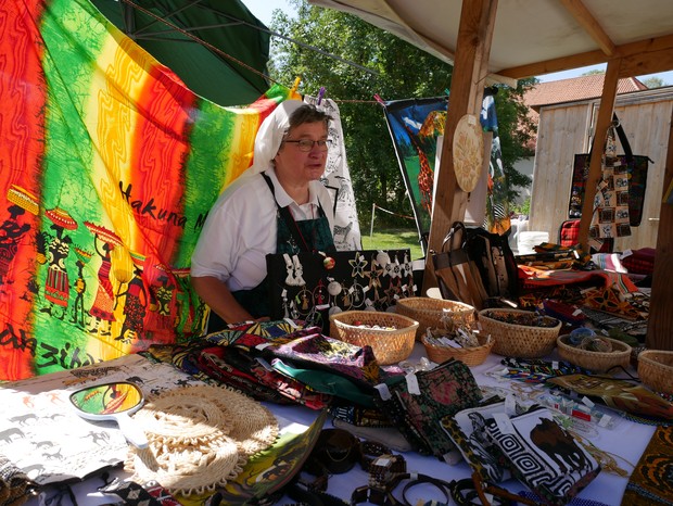 Auf dem Foto sieht man Schwester Angelika, die die Afrika-Waren verkauft.

Foto: LWL/Schellenberg