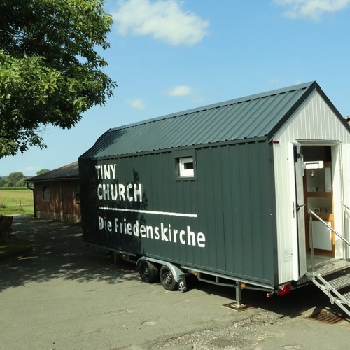 Auf dem Foto sieht man die Tiny-Church. 

Foto: Kolping-Bildungswerk Paderborn, Jana Sudhoff