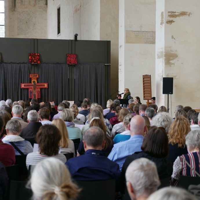 Viele Besucherinnen und Besucher sind interessiert am Taizé-Gebet in der Kirche.

Foto: LWL/Pillen (öffnet vergrößerte Bildansicht)