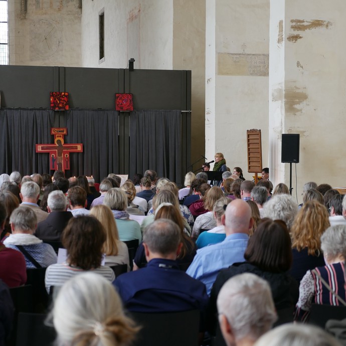 Viele Besucherinnen und Besucher sind interessiert am Taizé-Gebet in der Kirche.

Foto: LWL/Pillen (öffnet vergrößerte Bildansicht)