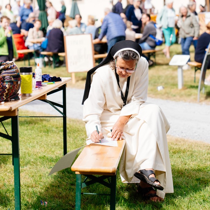 Eine Schwester von den Dominikanerinnen von Bethanien notiert etwas.

Foto: Bezim Mazhiqi (vergrößerte Bildansicht wird geöffnet)