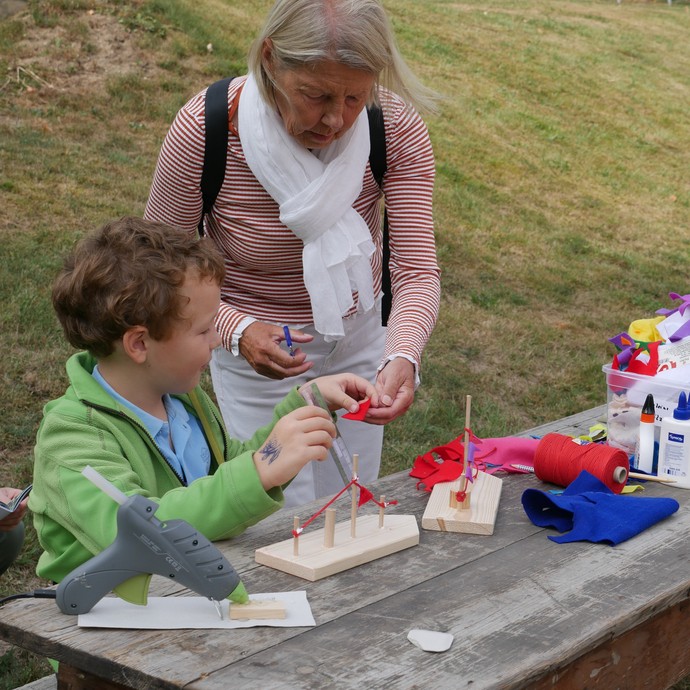 Ein vielfältiges Bastelprogramm für Kinder und Erwachsene erfreut die Besucher und Besucherinnen. 

Foto: LWL (vergrößerte Bildansicht wird geöffnet)