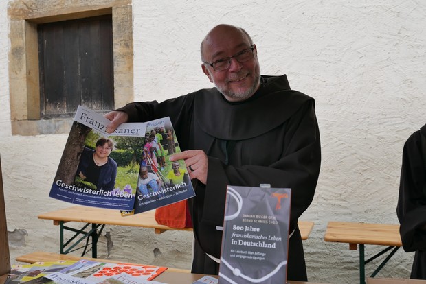Bruder Augustinus, der die Waren der Franziskaner aus Dortmund präsentiert

Foto: LWL/Buterus
