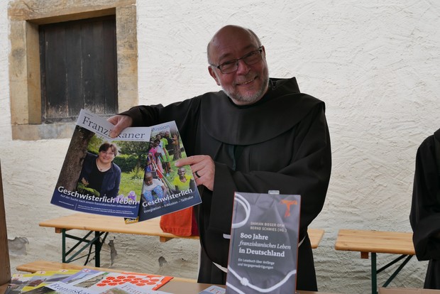 Bruder Augustinus, der die Waren der Franziskaner aus Dortmund präsentiert

Foto: LWL/Buterus