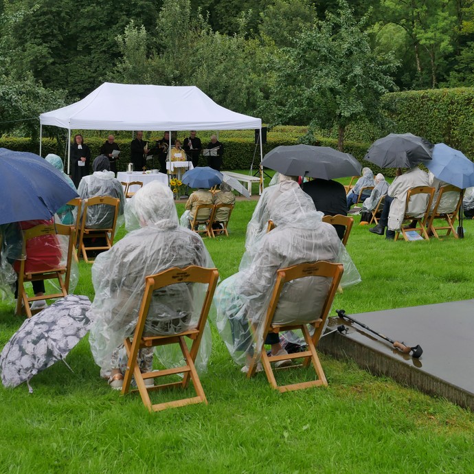 Ökumenischer Gottesdienst im Klostergarten

Foto: LWL (öffnet vergrößerte Bildansicht)