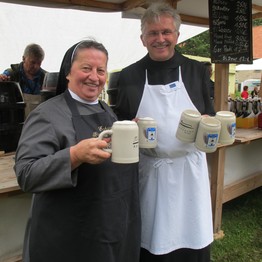 Sr. Doris und Pater Werner stoßen auf einen erfolgreichen Klostermarkt an

Foto: LWL