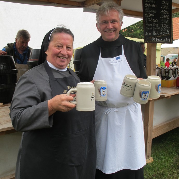 Auf dem Foto sieht man Schwester Doris und Pater Werner mit dem Mallersdorfer Bier anstoßen.

Foto: LWL (öffnet vergrößerte Bildansicht)